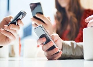 सावधान ! कहीं सेहत से दूर ना कर दे रिश्तों को करीब ला रहा SmartPhone