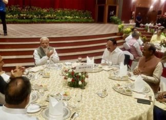 प्रधानमंत्री की डिनर पार्टी: जानिए कौन-कौन सांसद हुआ शामिल और किस नेता ने किया किनारा