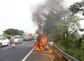प्राइवेट कार में अचानक लगी भीषण आग