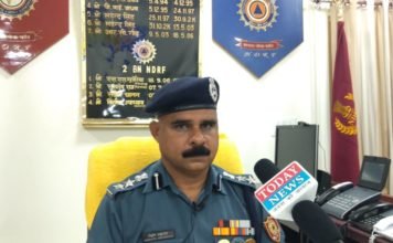 अत्यधिक बारिश से होने वाले आपदाओं और उससे सुरक्षा के बारे में बताते NDRF के जवान कमांडेंट निशिथ उपाध्याय