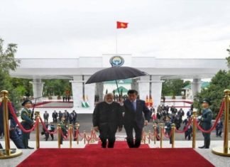 जहां इमरान खान दुनियाभर में करवा रहे हैं अपनी फजीहत वहीं पीएम मोदी का जरा जलवा देखिए