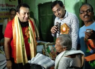 महालया पर संस्कार ने महिलाओ में वितरीत की साड़ियां