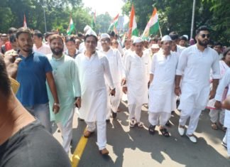 गांधी की 150वीं जयंती पर कांग्रेस ने निकाली संध्या यात्रा