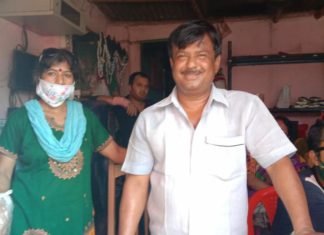 भूखे को भोजन करा रहे हैं कमल सरकार