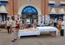 कांचरापाड़ा रेल कारखाना के प्रबंधक ने बांटी खाद्य सामग्री