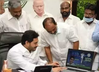 आंध्र प्रदेश सीएम ने धोबियों, नाइयों और दर्जियों को दिए 10-10 हजार रुपये