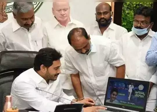 आंध्र प्रदेश सीएम ने धोबियों, नाइयों और दर्जियों को दिए 10-10 हजार रुपये