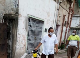 इलाकों को सैनिटाइज करने में जुटे कोरोना योद्धा अंबुज शर्मा