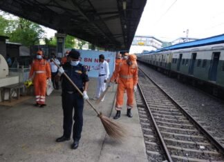 स्वच्छ भारत अभियान में जुटे एनडीआरएफ की टीम