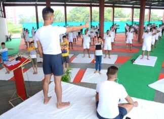 योग दिवस पर एनडीआरएफ परिसर में जवानों ने किया योगासन